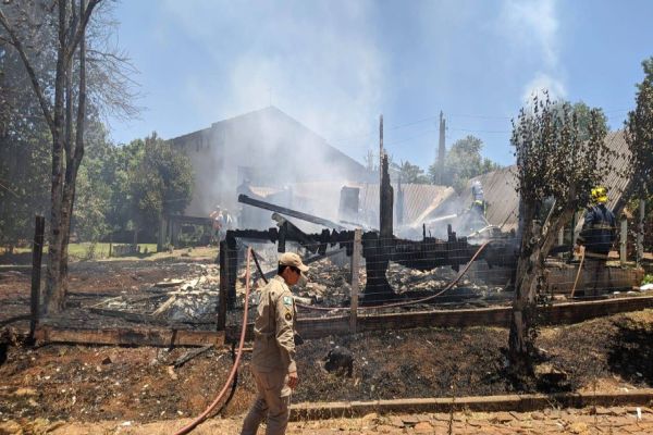 Incêndio destrói residência em Coronel Vivida