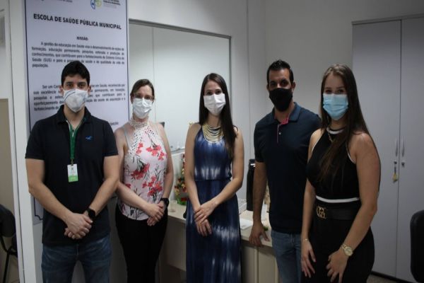 Secretaria de Saúde recepciona profissionais de Pato Branco para compartilhar experiências