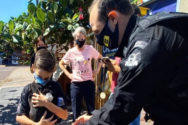 Agentes do SOE homenageiam criança protetora dos animais e são homenageados pelo garoto