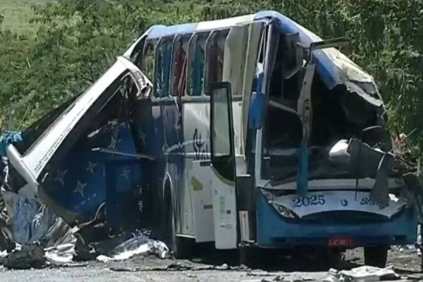 Acidente entre ônibus e caminhão deixa ao menos 41 mortos no interior de SP