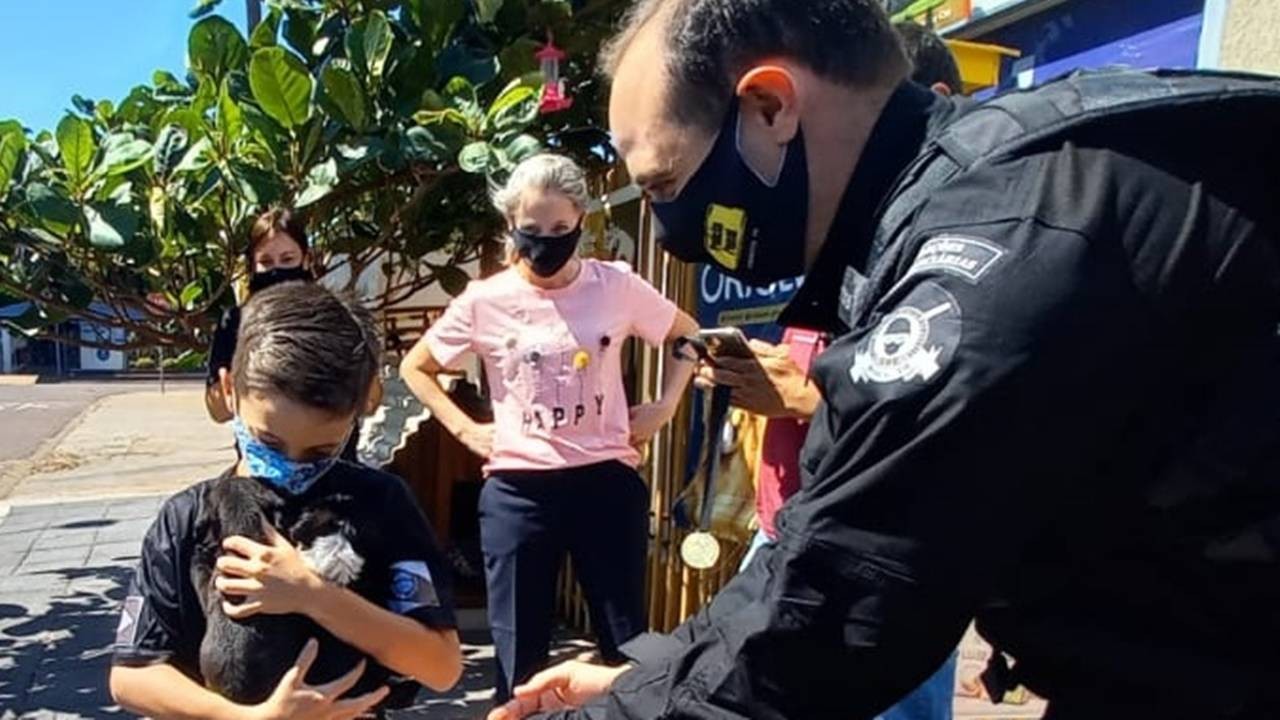 Agentes do SOE homenageiam criança protetora dos animais e são homenageados pelo garoto