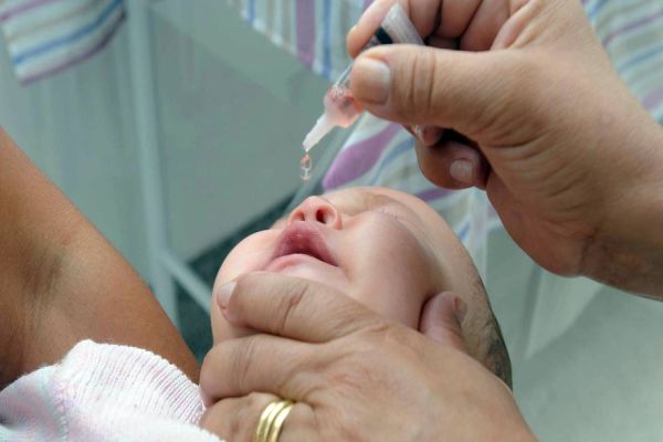 Crianças precisam ser vacinadas contra a pólio e as demais doenças graves
