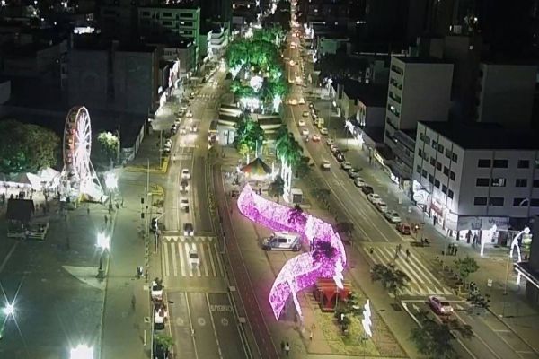 Luzes de Natal são acionadas e encantam no Calçadão