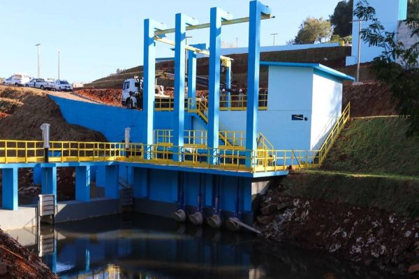 Rompimento de adutora retarda retomada no abastecimento em Cascavel
