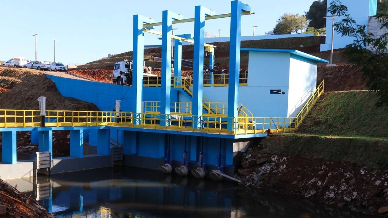 Rompimento de adutora retarda retomada no abastecimento em Cascavel