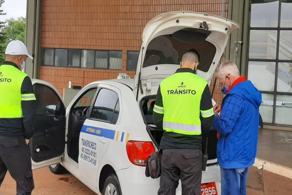 Vistoria anual de táxis visa à segurança e ao bem-estar dos passageiros que utilizam o serviço