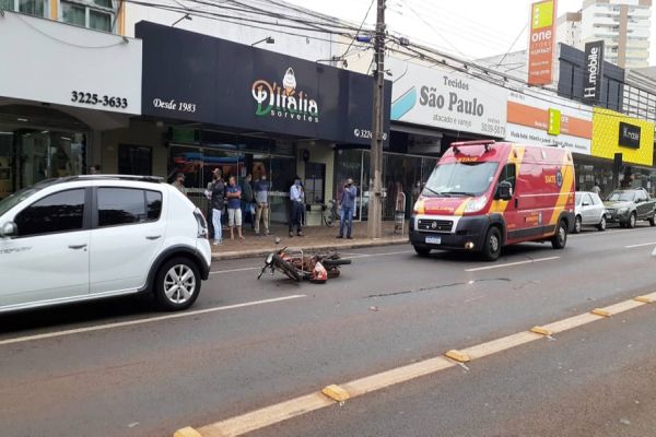 Motociclista fica ferido após colisão de trânsito no Centro de Cascavel