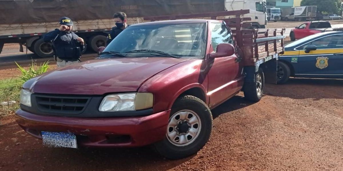 PRF recupera dois veículos roubados e apreende carga de cigarros