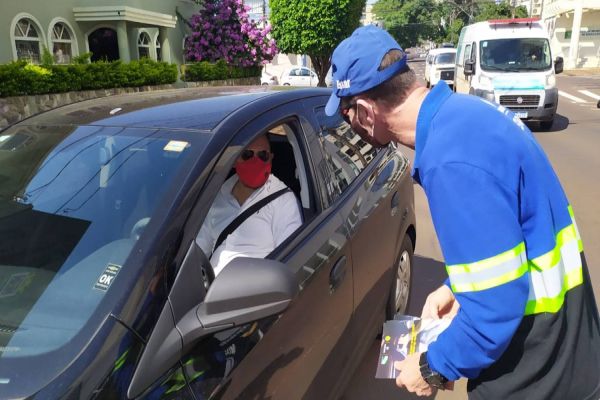 Agentes da Transitar relembram condutores o uso do cinto e da cadeirinha para a crianças