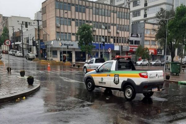 Alerta de Trânsito: seis cruzamentos continuam com semáforos inoperantes devido às chuvas