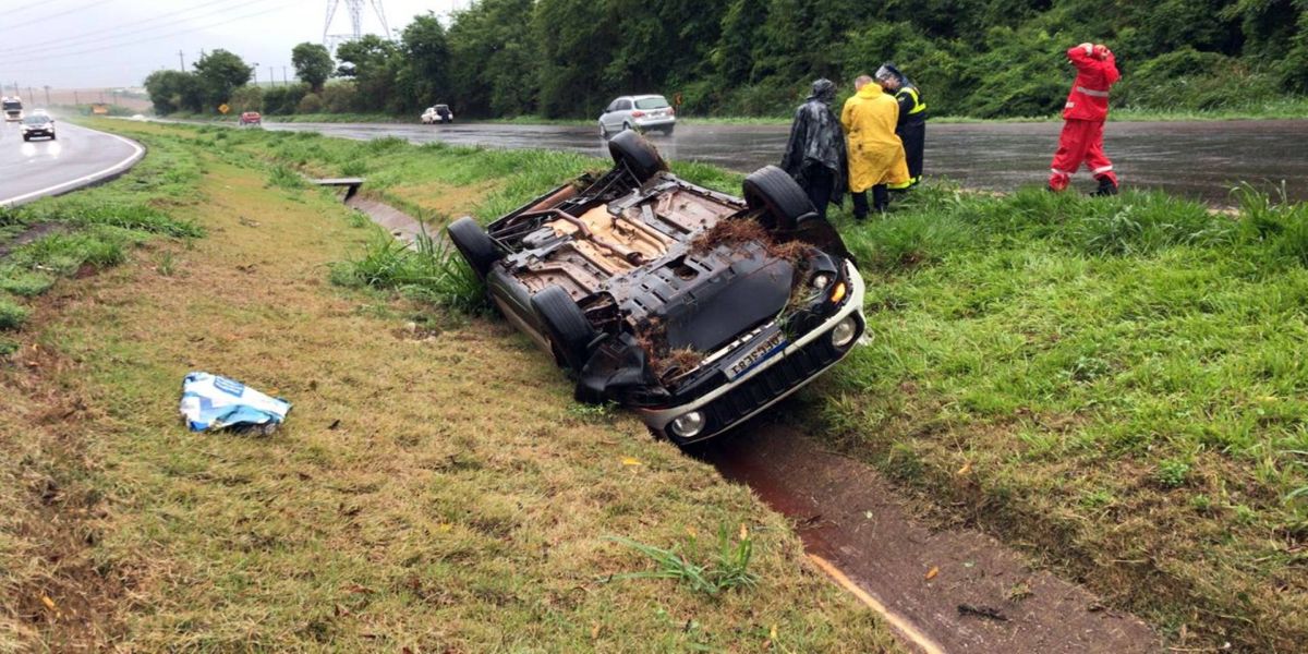 Capotamento é registrado na BR-467 em Cascavel