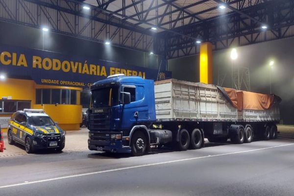 Imagem referente a notícia: PRF apreende bitrem carregado com cerca de 500 mil maços de cigarros contrabandeados