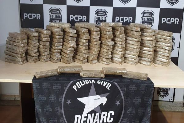 Homem foge, bate veículo e é preso com 100kg de maconha