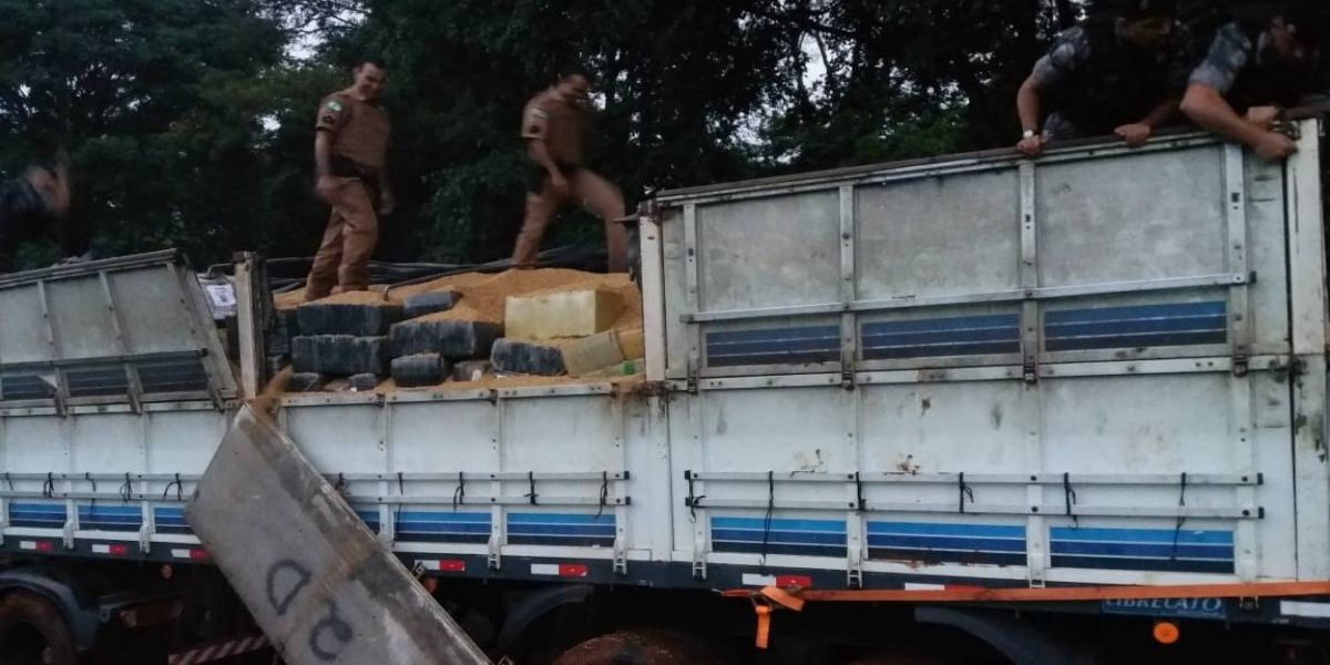 Policia Militar apreende carreta carregada com maconha em Campo Bonito