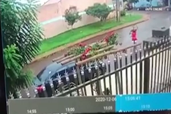 Imagem referente a notícia: Câmera de segurança flagra mulher sendo atacada por golpes de facão no Bairro Esmeralda