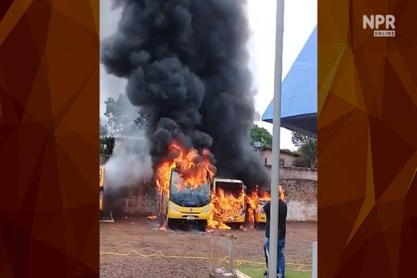 Incêndio de grandes proporções destrói ônibus em Campo Bonito