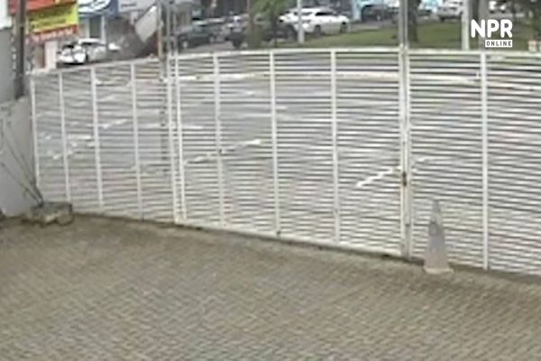 Imagem referente a notícia: Câmera de Segurança registra grave colisão com sete carros na região central de Cascavel