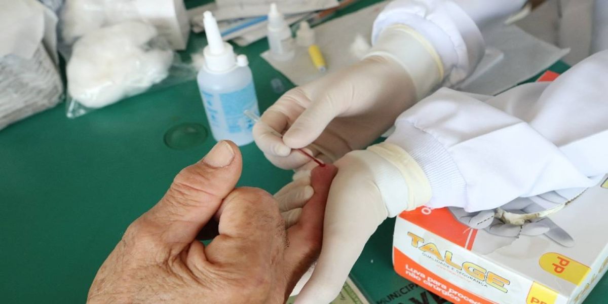 Campanha Dezembro Vermelho leva testes rápidos à população com apoio do Comboio da Saúde