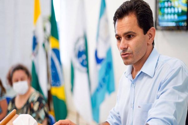 Pacheco assina emenda que prevê menor preço para as novas concessões do pedágio no Paraná