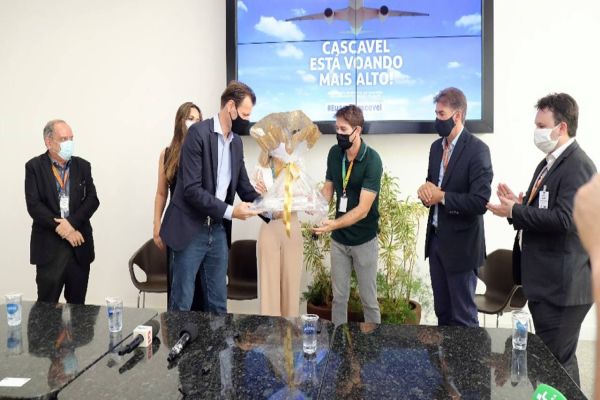 Engenheiro responsável pelas obras do aeroporto é homenageado