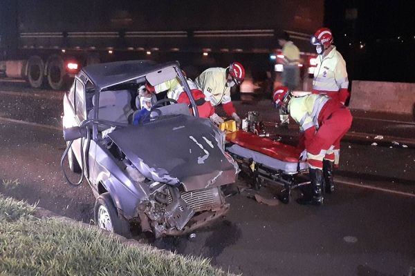 Imagem referente a notícia: Homem fica encarcerado após grave colisão de trânsito na BR-277 em Cascavel