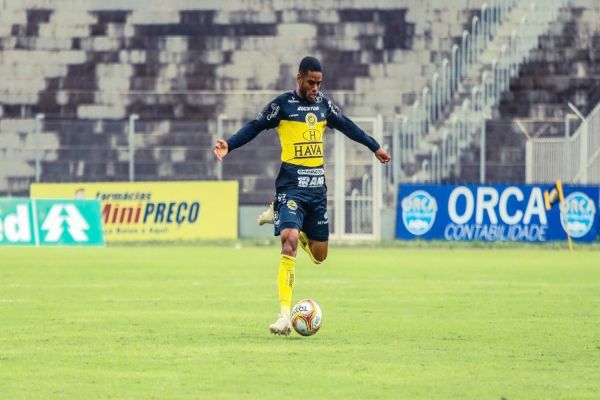 Lateral-direito Libano completa 50 jogos com a camisa do FC Cascavel