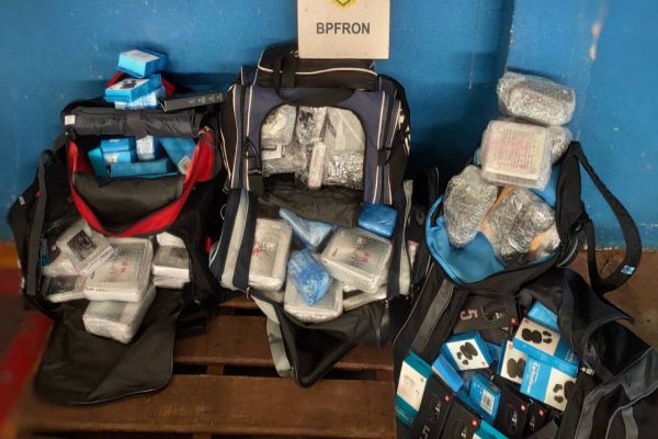 BPFRON apreende mercadorias em ônibus na cidade de Foz do Iguaçu