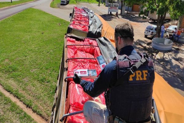 Imagem referente a notícia: PRF apreende R$ 2,5 milhões em cigarros em bitrem no Paraná