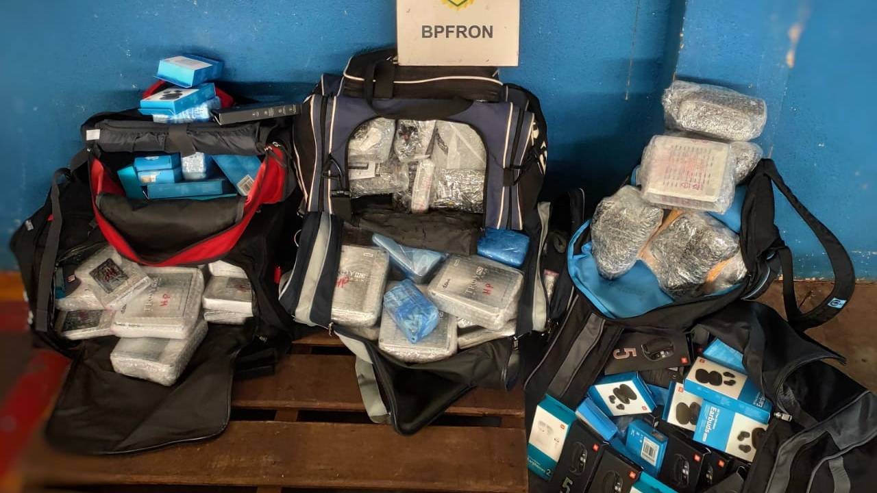 BPFRON apreende mercadorias em ônibus na cidade de Foz do Iguaçu
