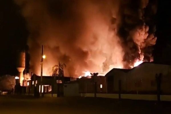 Incêndio de grandes proporções em Capitão atinge dois barracões de indústria de estofados