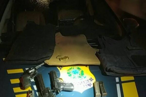 Imagem referente a notícia: PRF prende quadrilha suspeita de realizar assaltos a ônibus de turismo em Curitiba