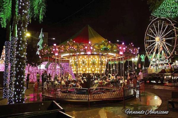 Covid: Prefeitura de Cascavel desativa brinquedos instalados no calçadão e a casinha do Papai Noel