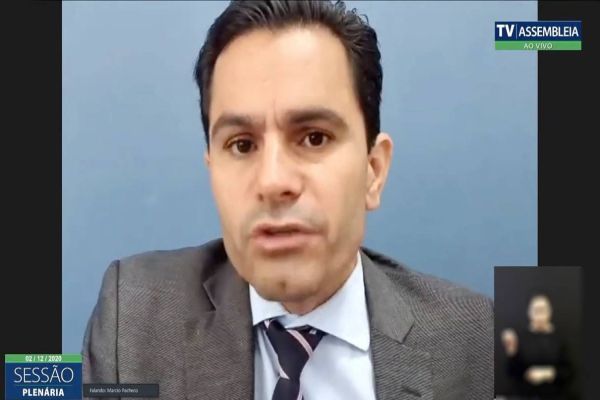 Pacheco vota contra aumento de custas dos cartórios no Paraná