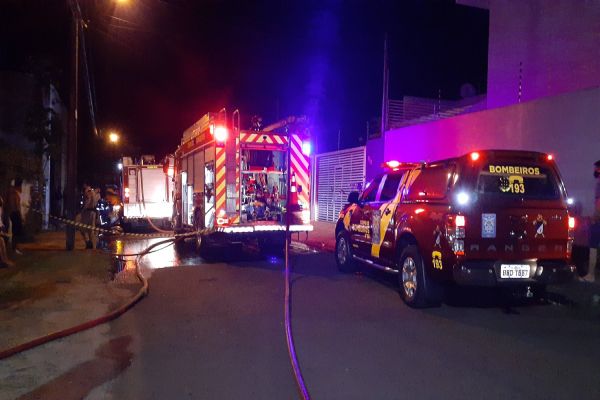 Incêndio de grandes proposições destrói madeireira no Loteamento Novo Milênio em Cascavel