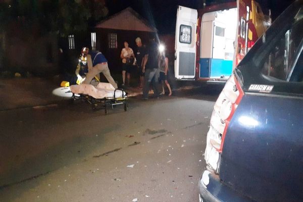 Imagem referente a notícia: Motociclista fica ferido após atingir traseira de carro, ao desviar de cães no Bairro Brasília