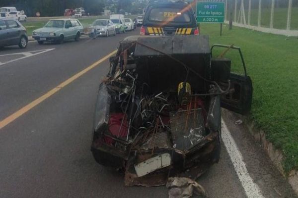 Imagem referente a notícia: PRF Cascavel retém carro sem condições de tráfego e desfigurado