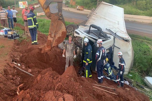 Imagem referente a notícia: Caminhoneiro fica preso às ferragens após tombamento na BR-163 em Santa Lúcia