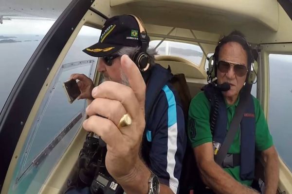 Celular cai de avião, filma queda e é achado intacto pelo dono; vídeo