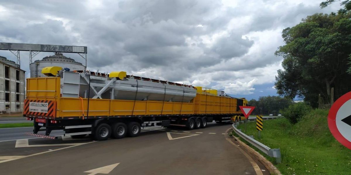 PRF flagra menor de idade conduzindo veículo com carga superdimensionada em Ponta Grossa