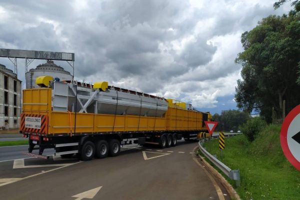 PRF flagra menor de idade conduzindo veículo com carga superdimensionada em Ponta Grossa