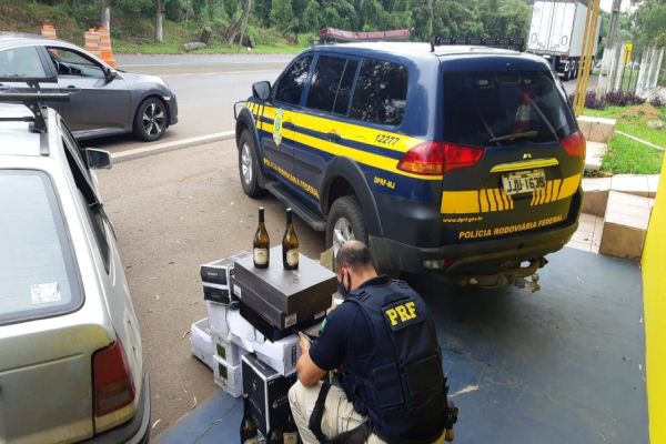 Imagem referente a notícia: PRF apreende cerca de R$ 60 mil em vinhos importados irregularmente no Paraná