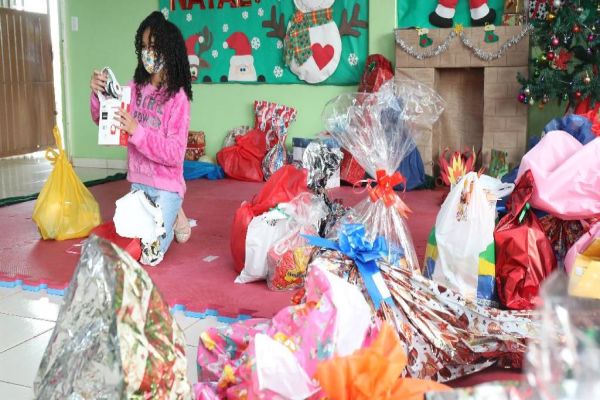 Natal: Criançada comemora presentes doados pelos cascavelenses