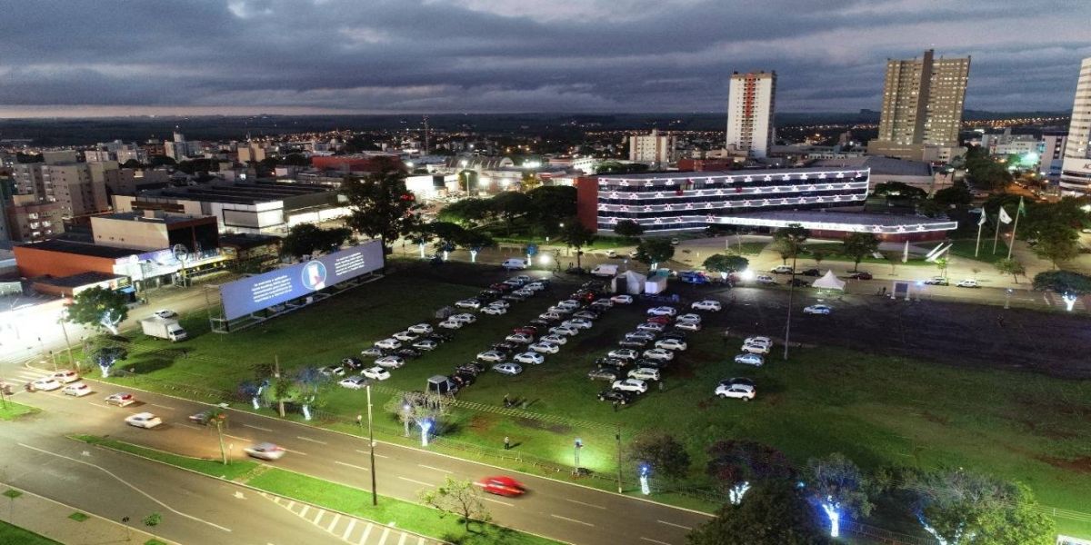 Exibição do espetáculo drive-in atrai 450 veículos na primeira noite