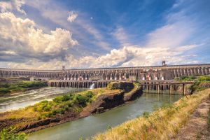 Itaipu fecha vertedouro após 26 dias e mantém controle da cheia do rio Paraná
