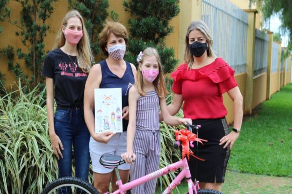 Semed entrega prêmio para aluna vencedora do concurso de desenho no Programa da Evasão Escolar