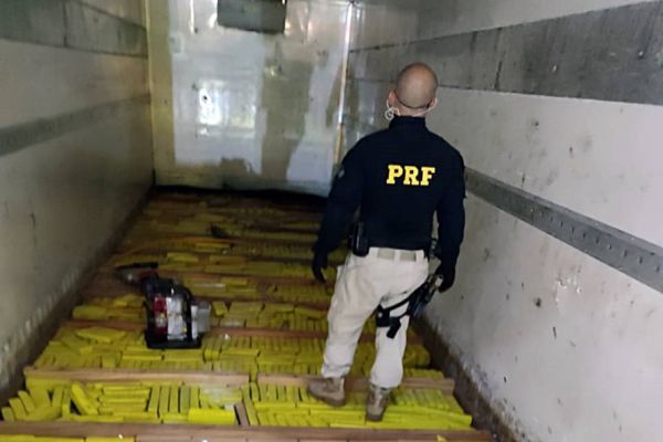 Imagem referente a notícia: PRF Cascavel apreende quase uma tonelada de maconha em caminhão frigorífico