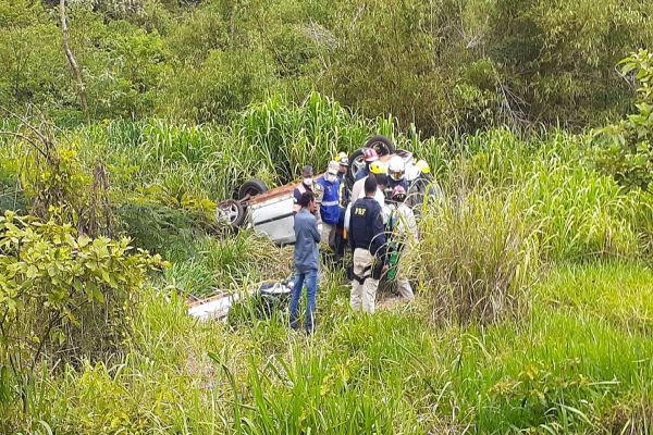 Imagem referente a notícia: Três pessoas ficam feridas após capotamento na BR-369