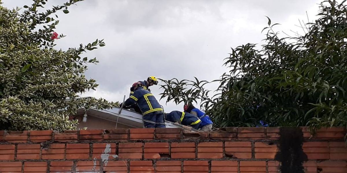Eletricista de 38 anos morre após sofrer descarga elétrica na Rua Panamá, no Bairro Periolo
