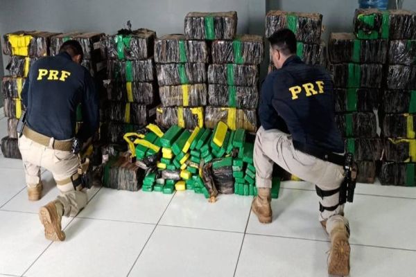 Imagem referente a notícia: PRF apreende quase 1 tonelada de maconha em caminhonete roubada no Paraná
