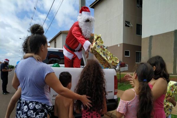 Servidores do Hospital Universitário entregam presentes para crianças